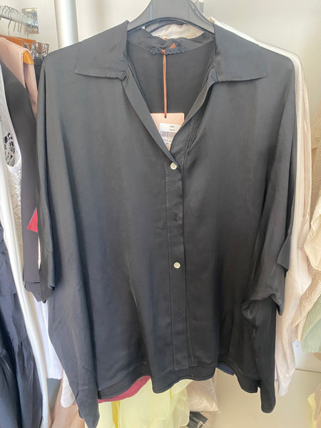 Camisa acetinada oversize  preto
