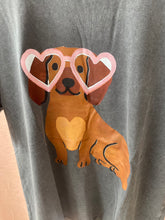 Carregar imagem no visualizador da galeria, T-shirt de algodão cão/óculos coração
