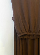 Carregar imagem no visualizador da galeria, Conjunto de blusa e saia crepe castanho
