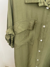 Carregar imagem no visualizador da galeria, Vestido camisa liso estampado com bolso kaki
