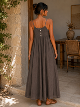 Carregar imagem no visualizador da galeria, Vestido crepe alças finas com botões atrás castanho
