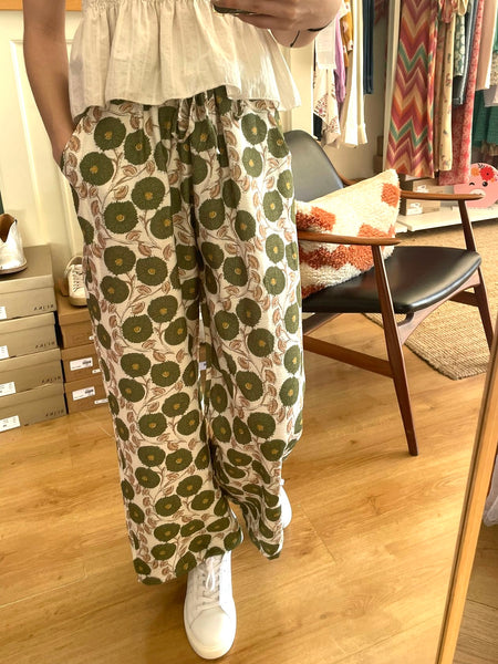 Calças pantalonas flores verdes