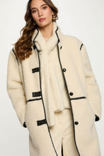 Carregar imagem no visualizador da galeria, Casaco de pêlo branco Morgan
