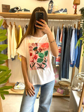 Carregar imagem no visualizador da galeria, T-shirt branca flores
