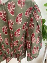 Carregar imagem no visualizador da galeria, Blusa crop manga balão flores verde
