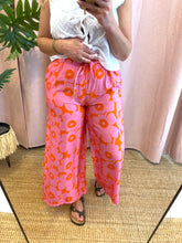 Carregar imagem no visualizador da galeria, Calças pantalonas estampa flores rosa/laranja
