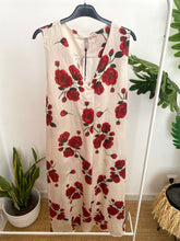 Carregar imagem no visualizador da galeria, Vestido branco com flores vermelhas
