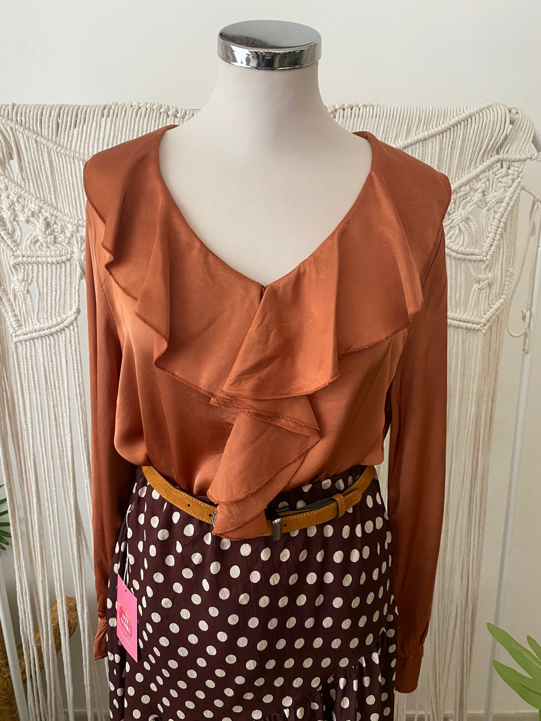 Blusa acetinada folhos tijolo