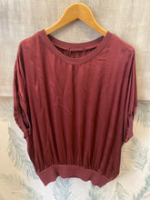 Carregar imagem no visualizador da galeria, Blusa acetinada com cós de malha Bordeaux
