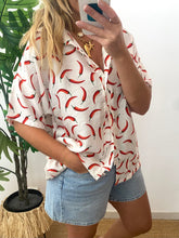 Carregar imagem no visualizador da galeria, Camisa oversize padrão malaguetas
