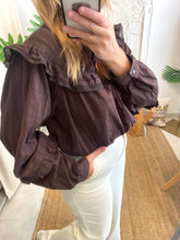 Carregar imagem no visualizador da galeria, Camisa castanha folhos
