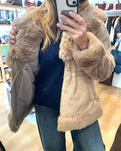 Carregar imagem no visualizador da galeria, Casaco de pêlo cintado camel
