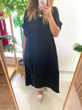 Carregar imagem no visualizador da galeria, Vestido oversize acetinado preto
