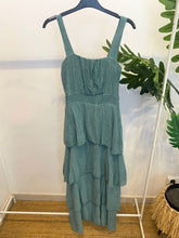 Carregar imagem no visualizador da galeria, Vestido liso folhos largos

