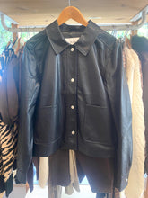 Carregar imagem no visualizador da galeria, Blusão ecopele preto Vila
