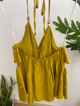 Carregar imagem no visualizador da galeria, Top alças com folhos amarelo
