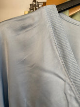 Carregar imagem no visualizador da galeria, Blusa/casaco acetinado botões azul

