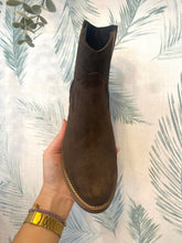 Carregar imagem no visualizador da galeria, Botas Cubanas Bell camurça castanho
