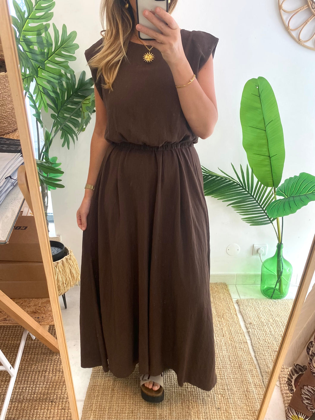 Conjunto de blusa e saia crepe castanho