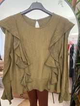 Carregar imagem no visualizador da galeria, Blusa folho ombro crepe kaki
