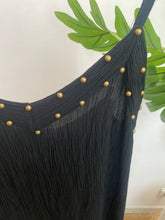 Carregar imagem no visualizador da galeria, Vestido crepe com tachas preto
