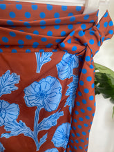 Carregar imagem no visualizador da galeria, Saia paréo curta flores azul e castanho
