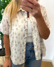 Carregar imagem no visualizador da galeria, Camisa estampa fine flower

