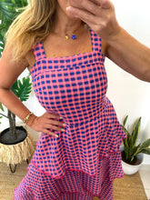 Carregar imagem no visualizador da galeria, Vestido vichy folhos rosa com azul

