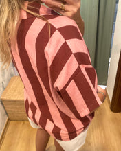 Carregar imagem no visualizador da galeria, Camisa oversize riscas rosa e Bordeaux
