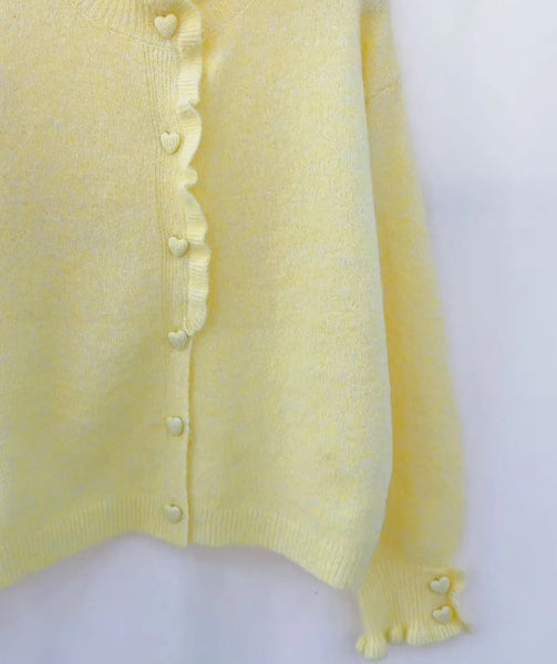 Casaco de malha com botões coração amarelo