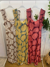 Carregar imagem no visualizador da galeria, Vestido alças franzida padrão folhas
