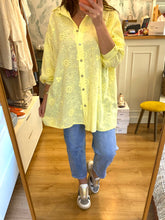 Carregar imagem no visualizador da galeria, Camisa/túnica oversize bordada amarelo
