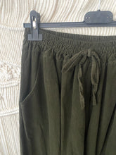 Carregar imagem no visualizador da galeria, Calças pantalonas bombazina verde seco
