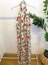 Carregar imagem no visualizador da galeria, Vestido halter com botões estampa floral
