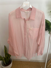 Carregar imagem no visualizador da galeria, Camisa bordado cerejas rosa
