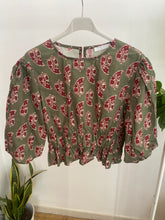 Carregar imagem no visualizador da galeria, Blusa crop manga balão flores verde
