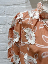 Carregar imagem no visualizador da galeria, Blusa bordada salmão
