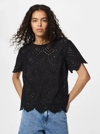 Blusa Pieces bordado inglês preto