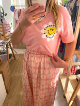 Carregar imagem no visualizador da galeria, T-shirt flower smile rosa
