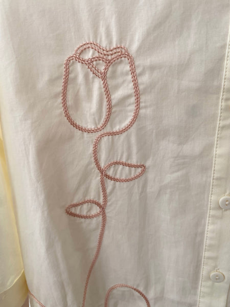 Camisa tulipa bordada branca