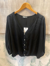Carregar imagem no visualizador da galeria, Casaco/blusa acetinado preto
