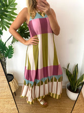 Carregar imagem no visualizador da galeria, Vestido malha fria riscas e triângulos verde e rosa
