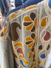 Carregar imagem no visualizador da galeria, Kimono de veludo bordado verde menta
