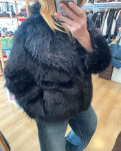 Carregar imagem no visualizador da galeria, Casaco de pêlo preto
