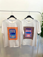 Carregar imagem no visualizador da galeria, T-shirt branca lata sardinhas
