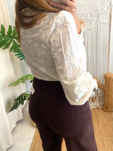 Carregar imagem no visualizador da galeria, Camisa pérola bordada com folhinho
