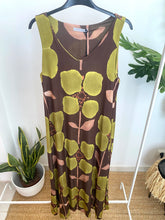 Carregar imagem no visualizador da galeria, Vestido comprido malha fria papoilas castanho e verde
