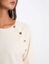 Carregar imagem no visualizador da galeria, Camisola Morgan creme com botões dourados

