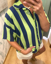 Carregar imagem no visualizador da galeria, Camisa oversize riscas verde e marinho
