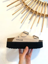 Carregar imagem no visualizador da galeria, Chinelo fivelas Amalia plataforma beje Cubanas
